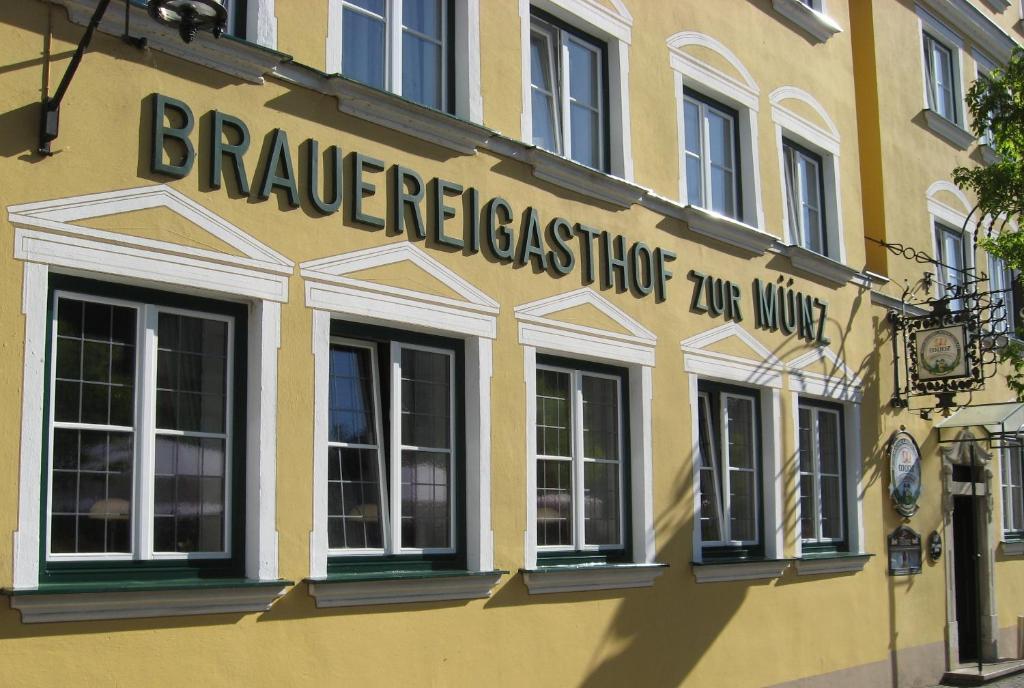Brauereigasthof Zur Muenz Seit 1586 Guenzburg Exterior photo